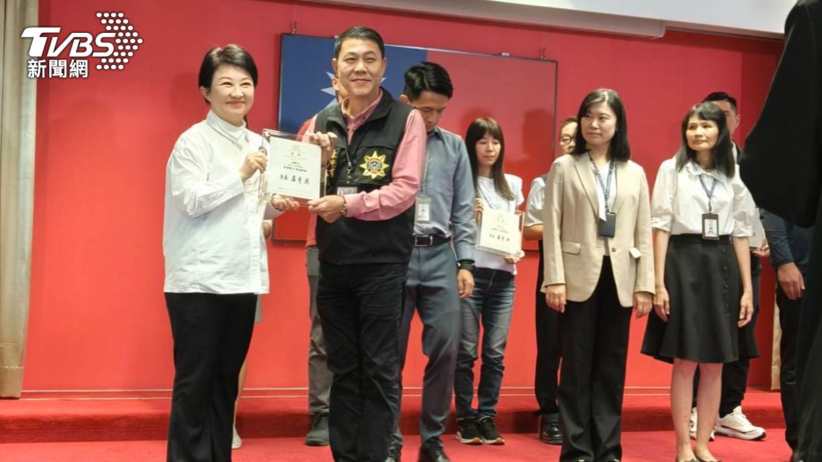 張員得到市長表揚。(圖/TVBS)