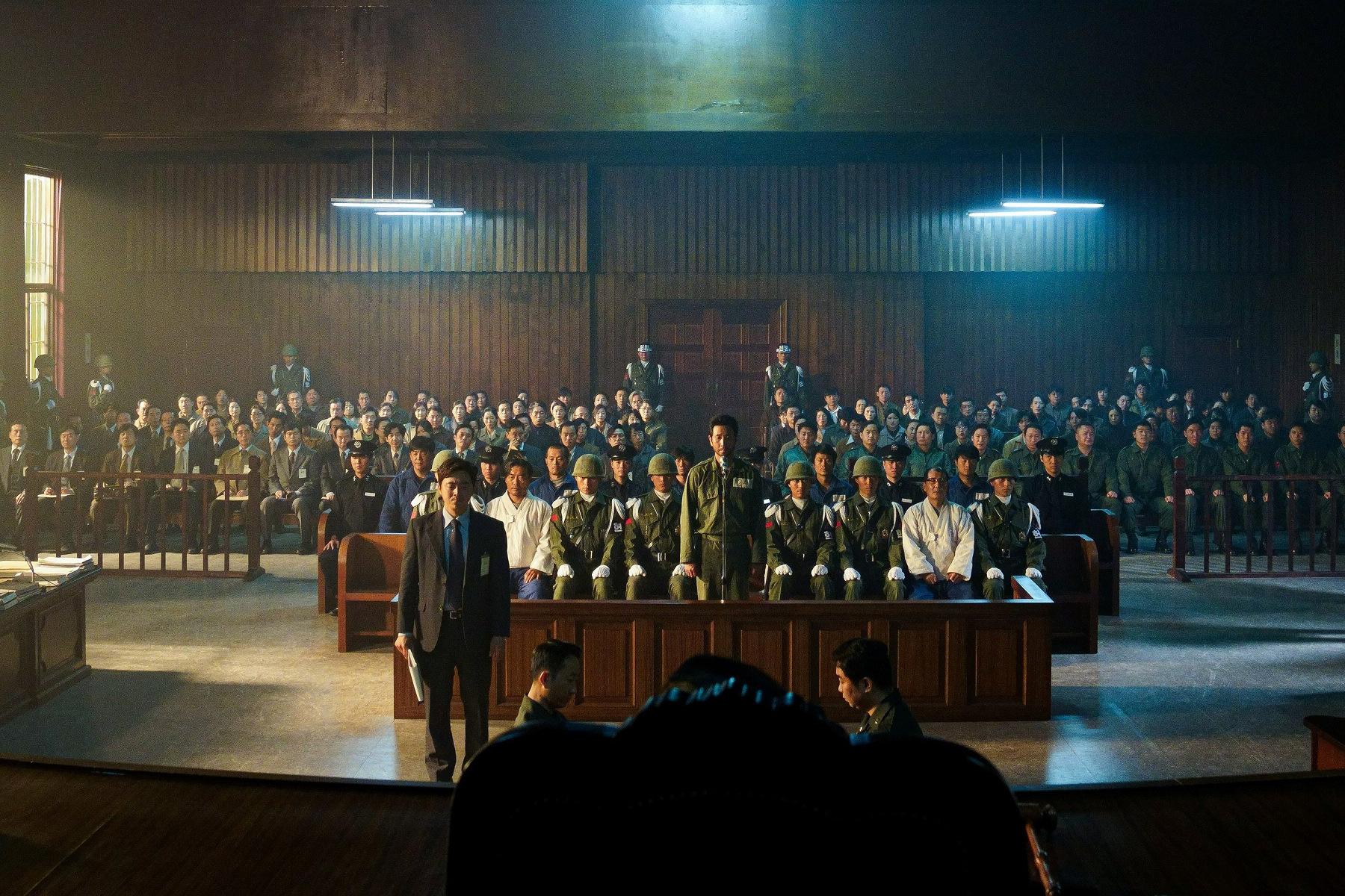 本片在呈現法庭戲上下了不少功夫,更出動超過200位演員與工作人員拍攝。(圖/采昌國際多媒體提供提供)