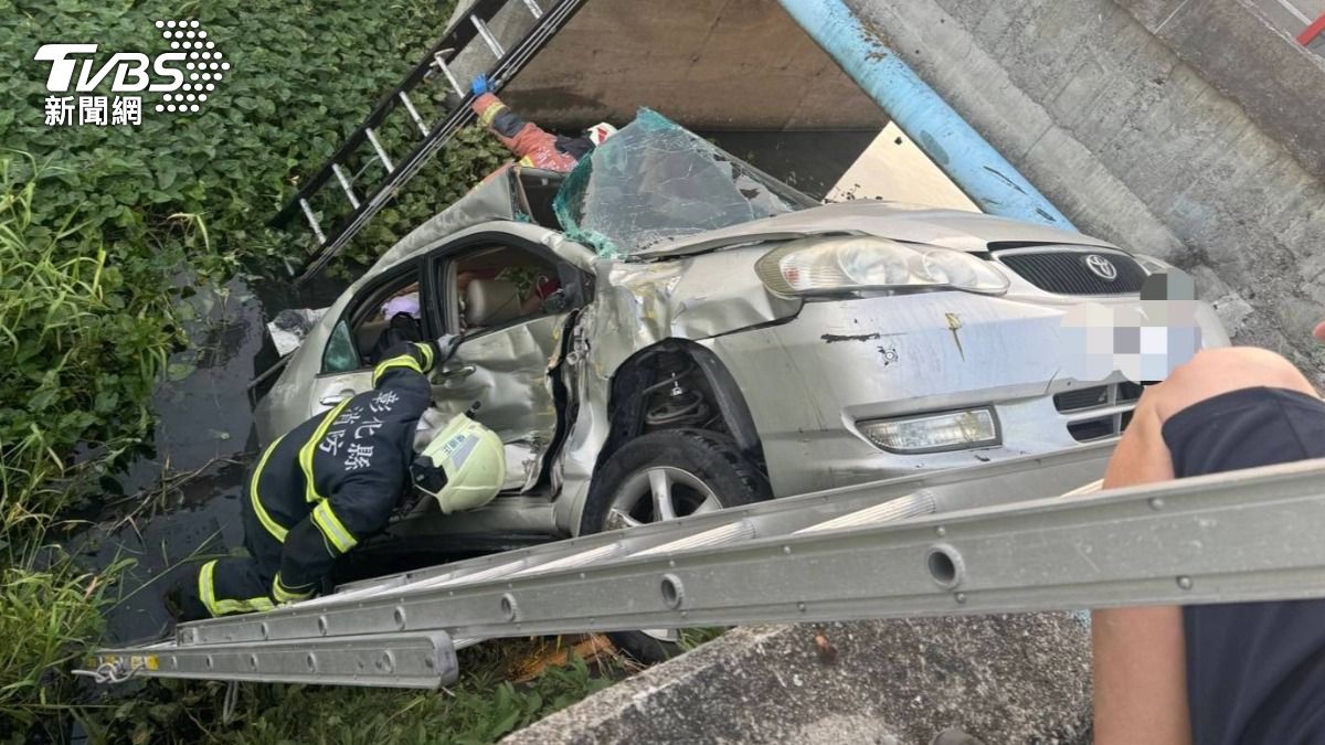 驚!彰化師載3童與垃圾車擦撞「翻落水溝」 5人掛彩送醫