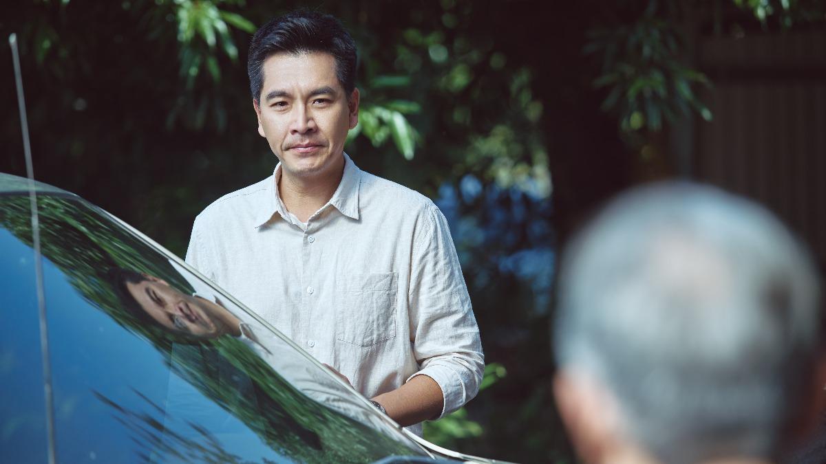 《在光裏的人》王傳一憶與父親告別戲,車上淚崩大哭。(圖/大愛電視提供)