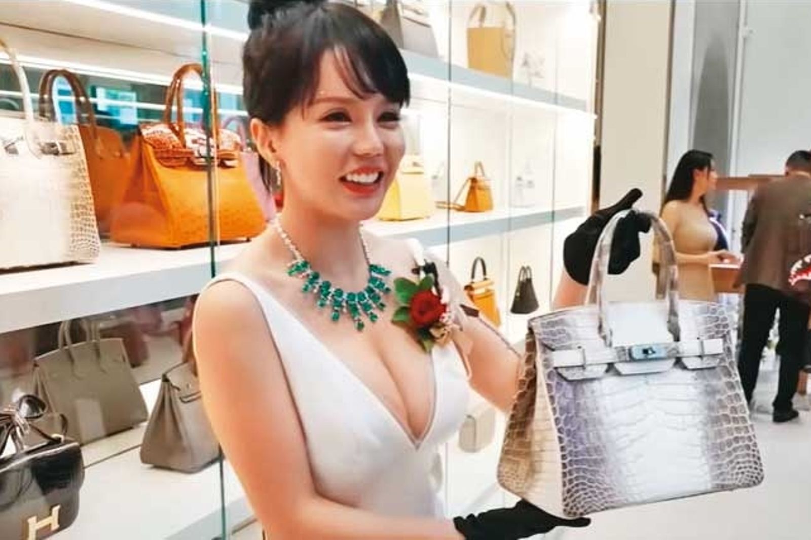 貴婦網紅袁曼軒去年集資上億元開設精品會館。(圖/翻攝袁曼軒YouTube)