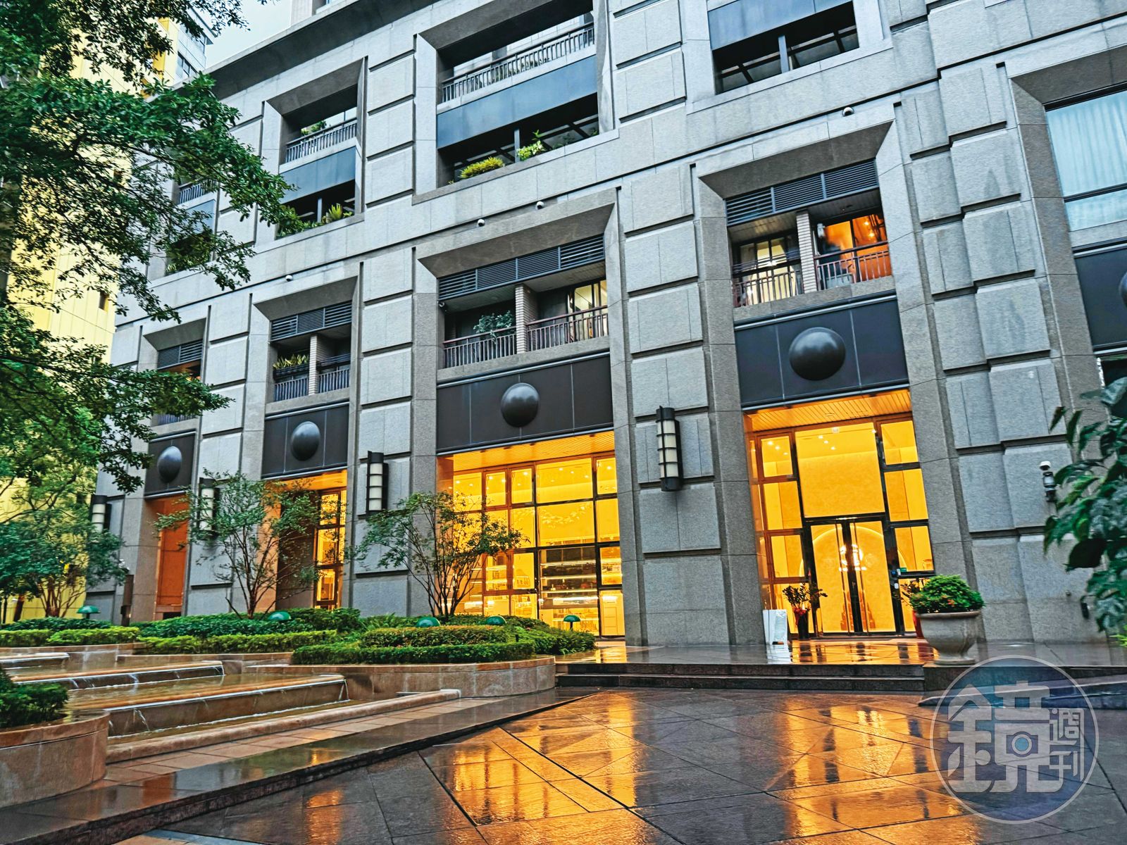 袁曼軒開的精品會館位於台北市信義區豪宅,外觀豪奢氣派。(圖/鏡週刊)