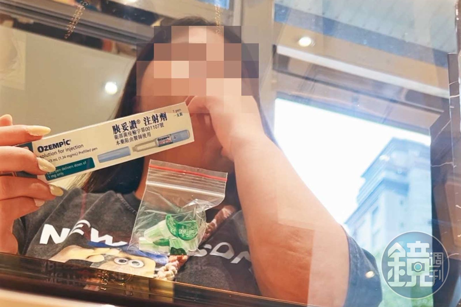 袁曼軒要記者到精品會館面交減肥針劑,並由員工(圖)教授施打方法。(圖/鏡週刊)