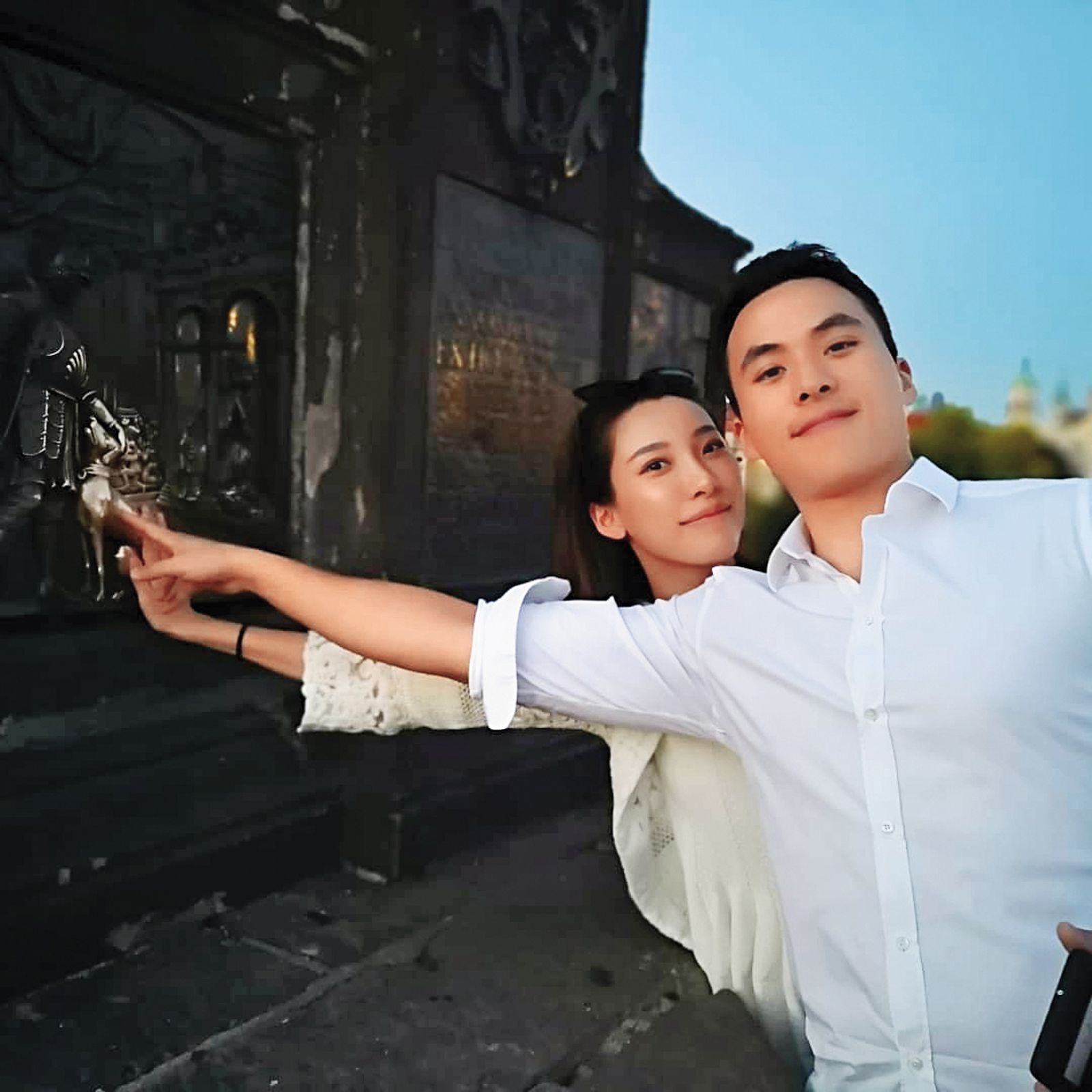 何猷啟(右)與老婆GIGI(左)結婚後又閃離;他與何超蓮是龍鳳胎,都屬於百億賭王之家。(圖/翻攝自orlandoho91 IG)