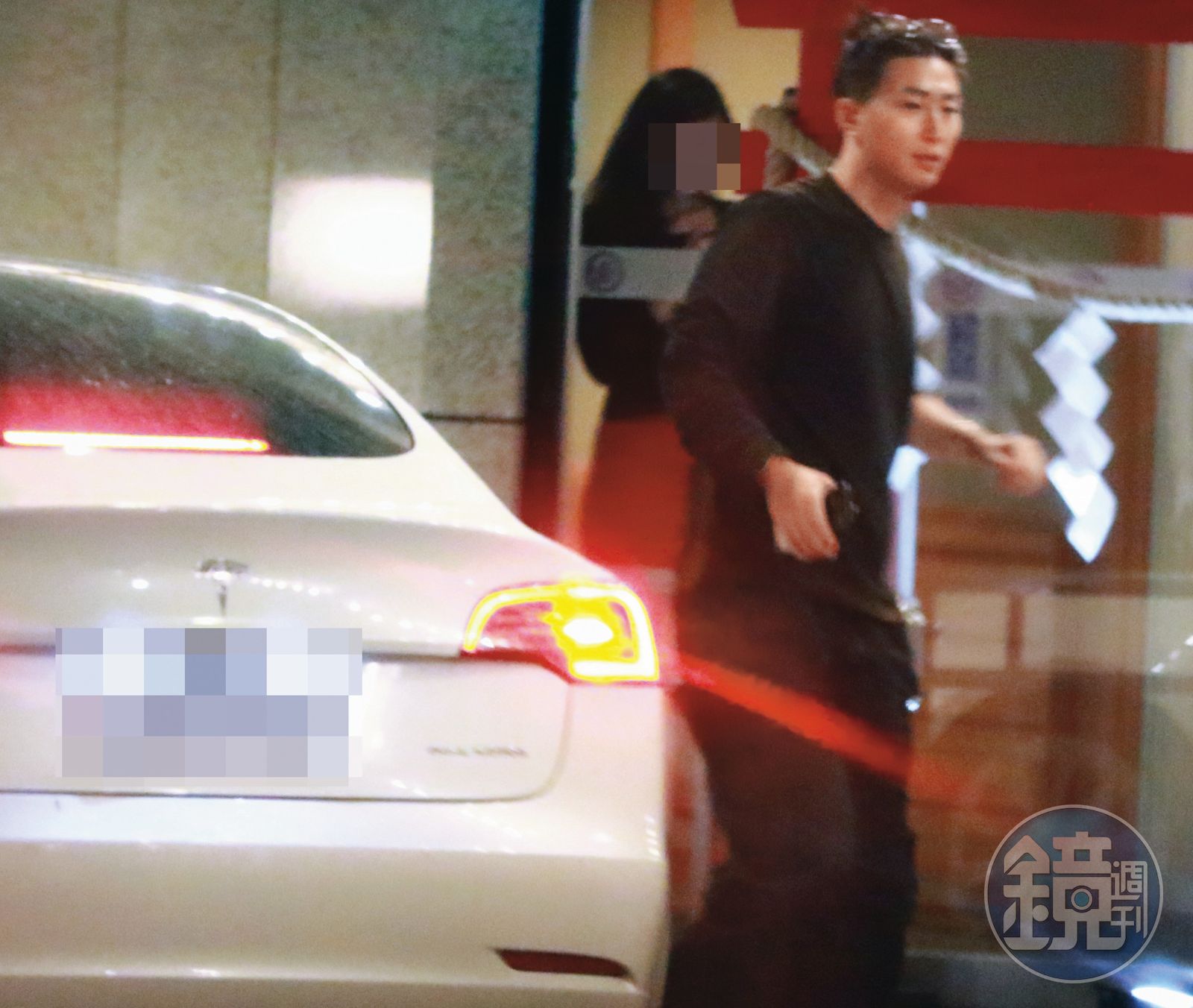 18:28 從石牌又到了新北投,竇驍享受泡湯之樂,不過當天不見何超蓮的身影。(圖/鏡週刊)