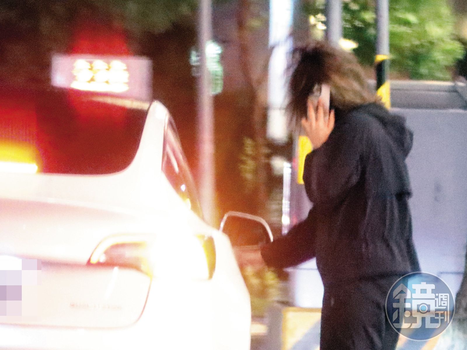 20:49 泡完湯的竇驍,被友人以同輛白色特斯拉載走後,又轉去接了一名熟女,然後消失在台北夜色之中。(圖/鏡週刊)