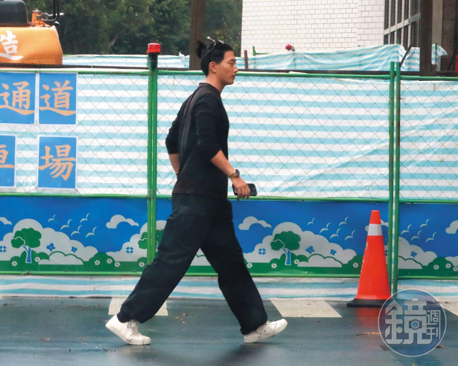 10/23 14:02 載到振興醫院,竇驍獨自下車走進去。(圖/鏡週刊)