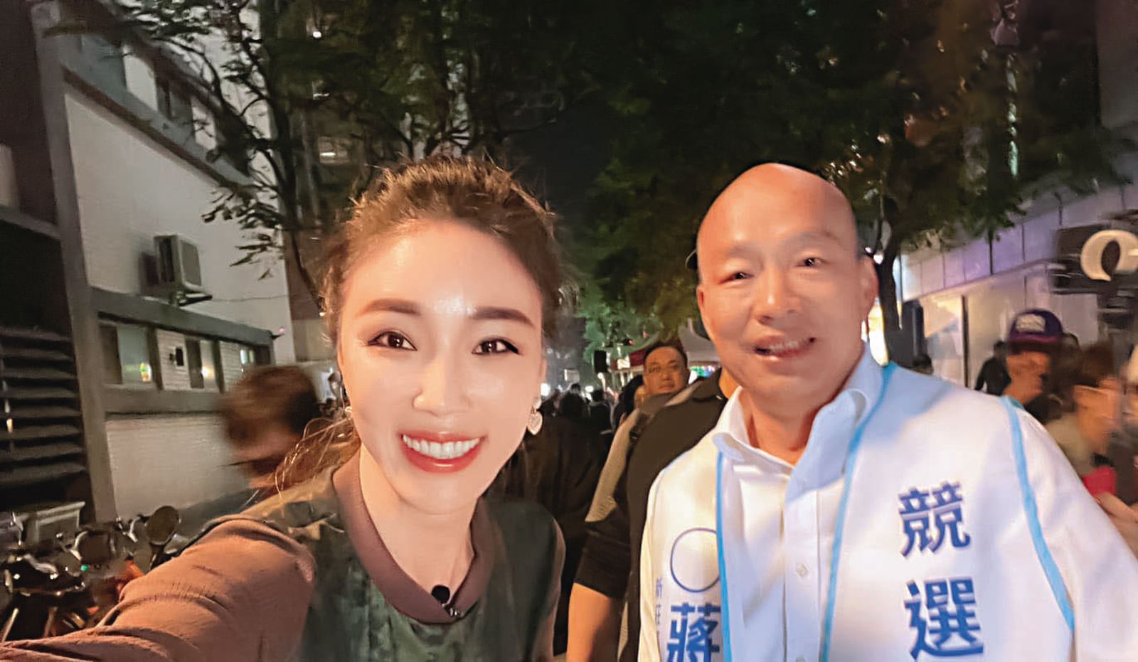 直播主高鈞鈞（左）是立法院長韓國瑜（右）的鐵粉。（圖／翻攝高鈞鈞臉書）