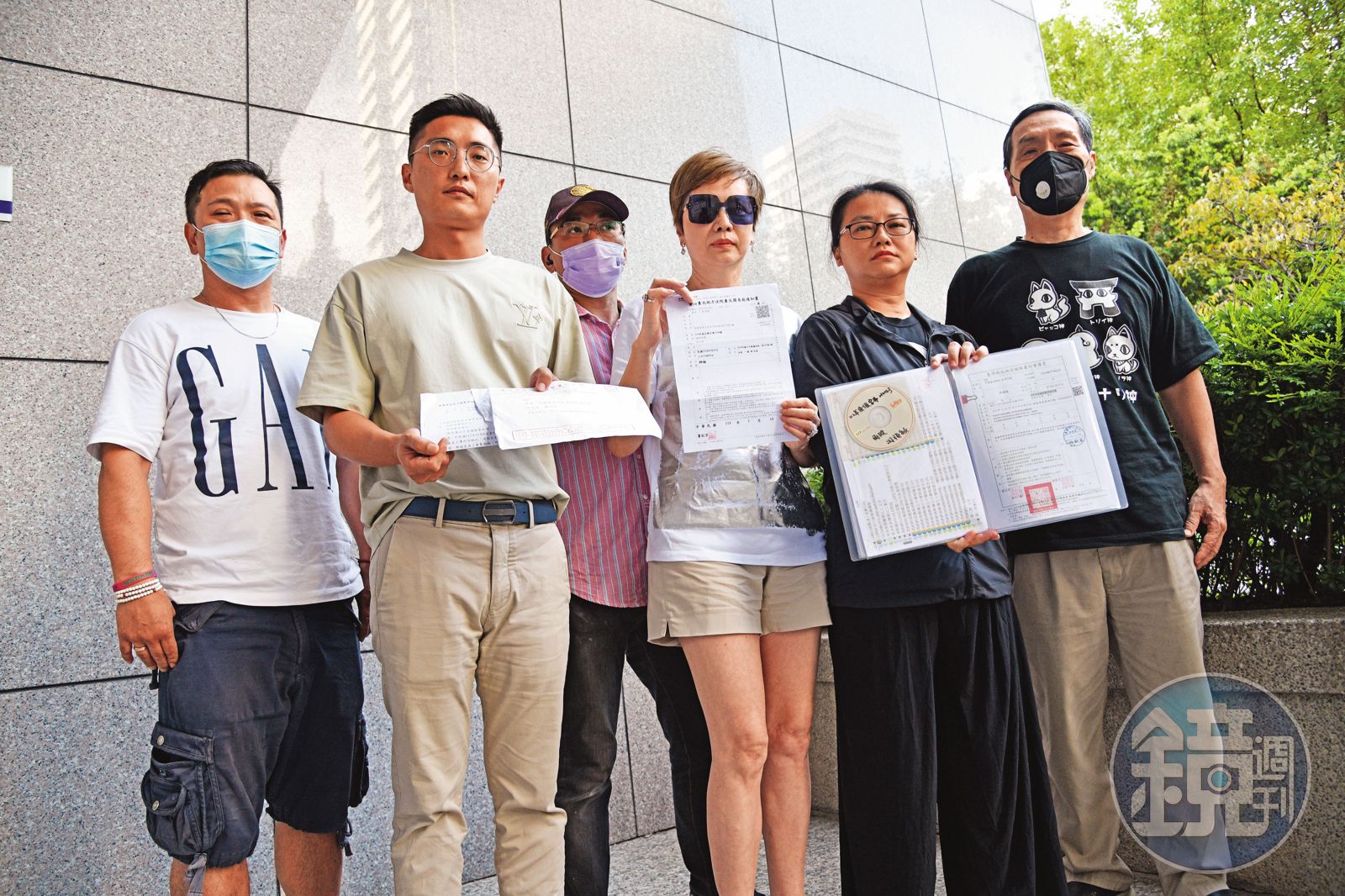 資深藝人熊海靈（右3）等多位韓粉直播主，出面控訴高鈞鈞的惡行。（圖／鏡週刊）
