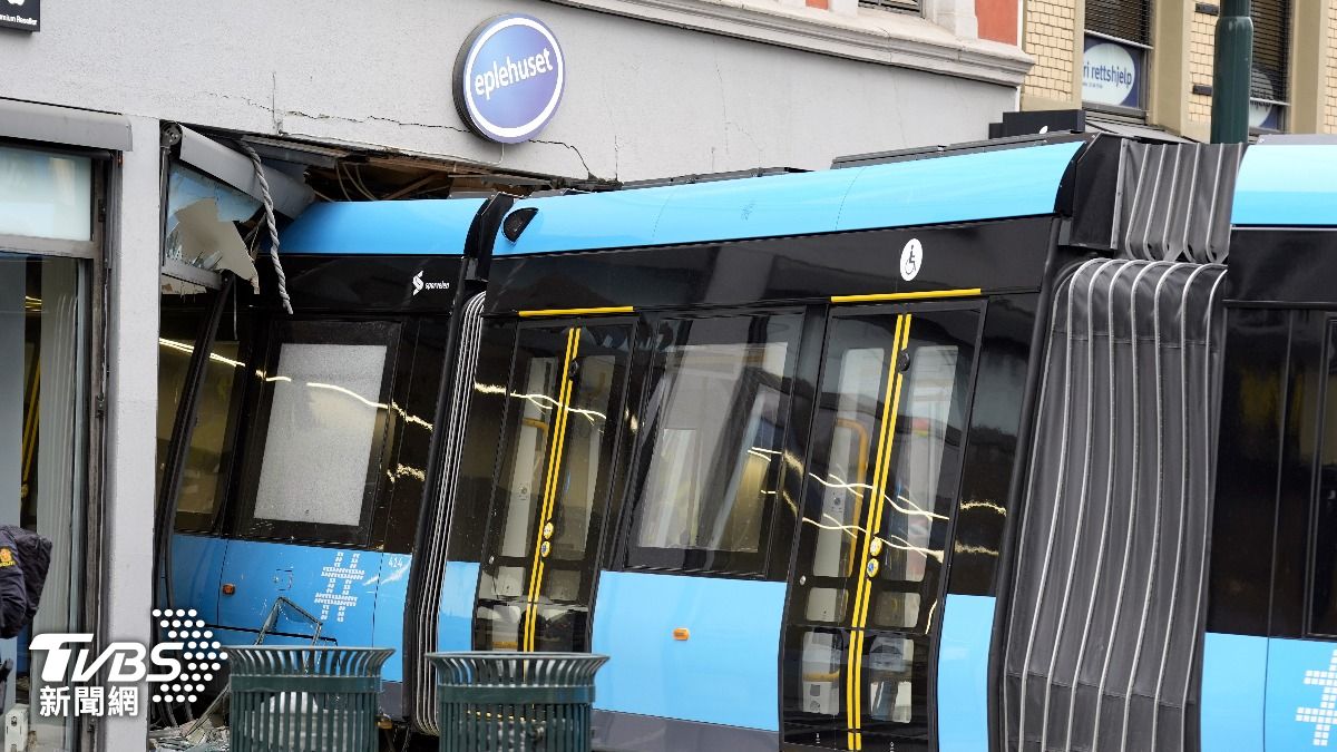 挪威輕軌列車出軌「衝進3C商店」釀4傷 整節車廂驚悚卡店內