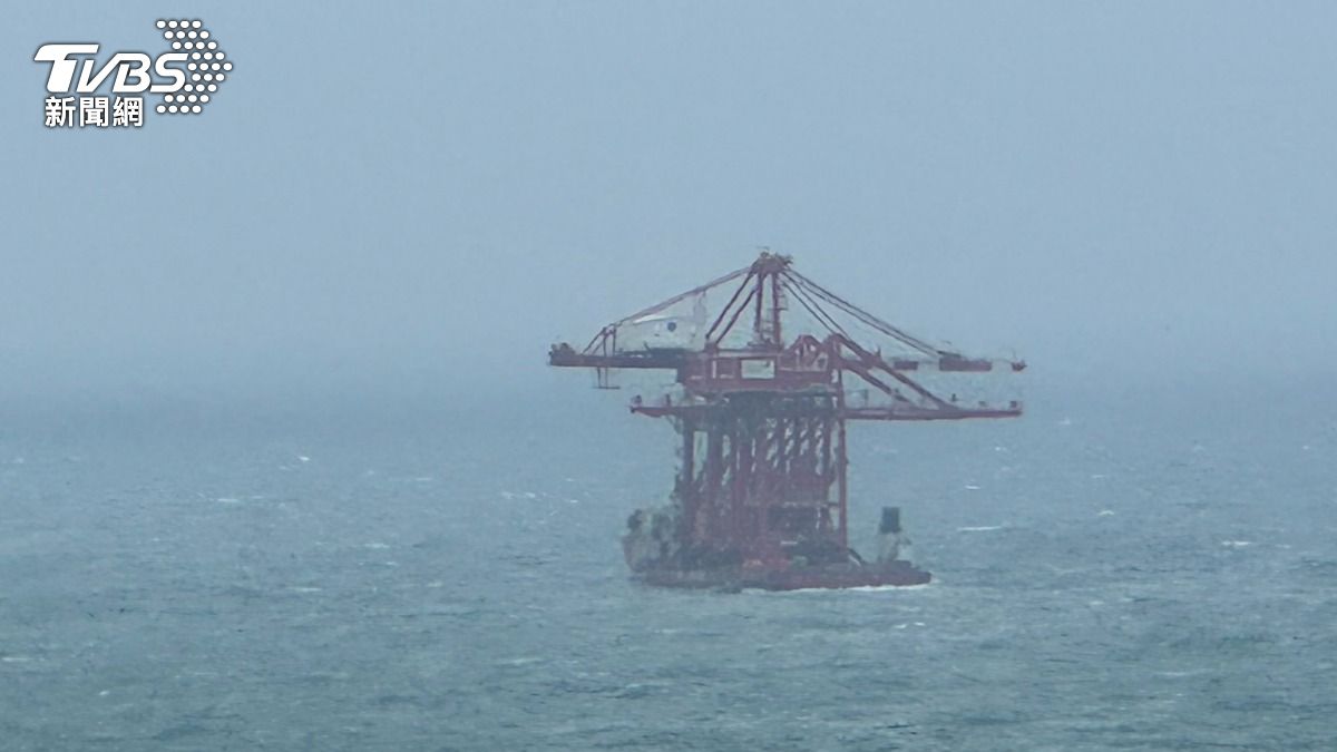 才撞倒基隆港起重機!陸貨輪康芮颱風困外海 17人棄船獲救