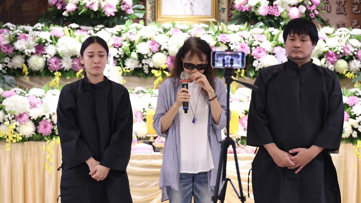 張友驊遺孀(中)哽咽。(圖/張哲鳴攝)