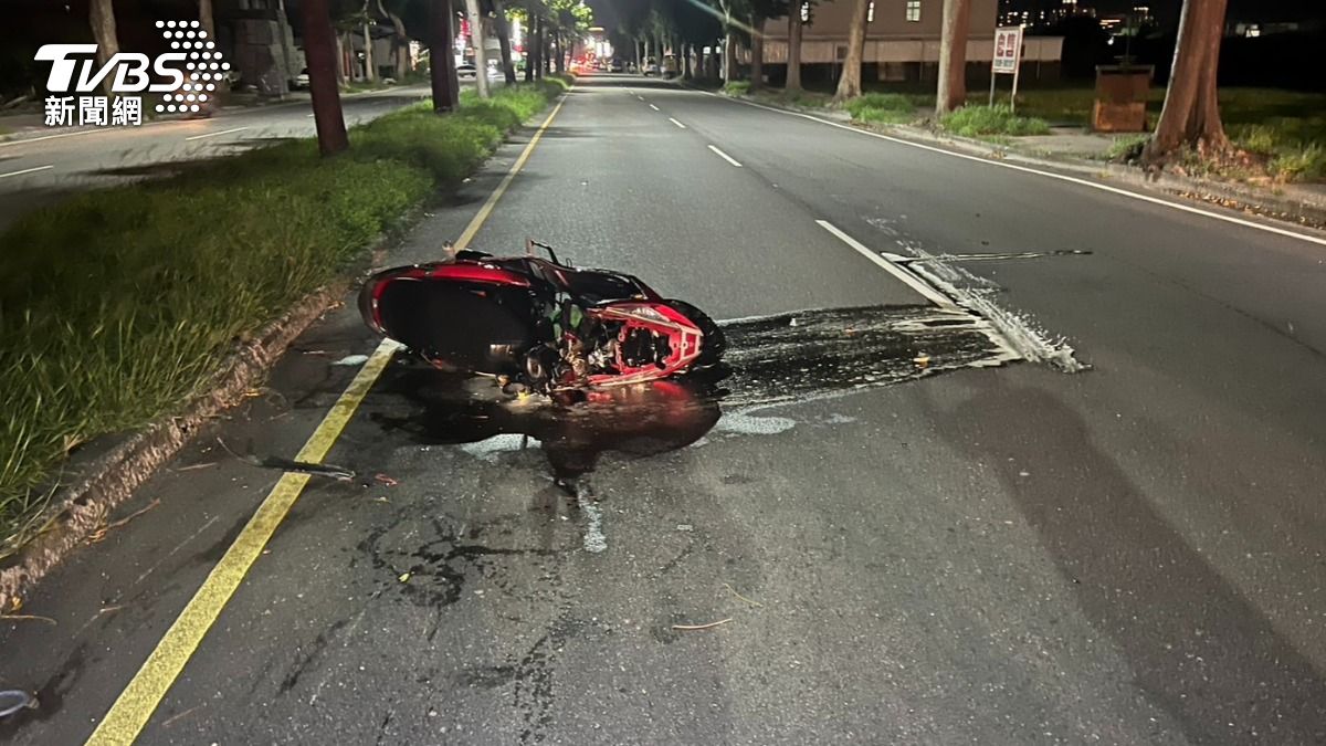 直行汽車與左轉機車對撞，機車倒地後起火燃燒。（圖／TVBS）