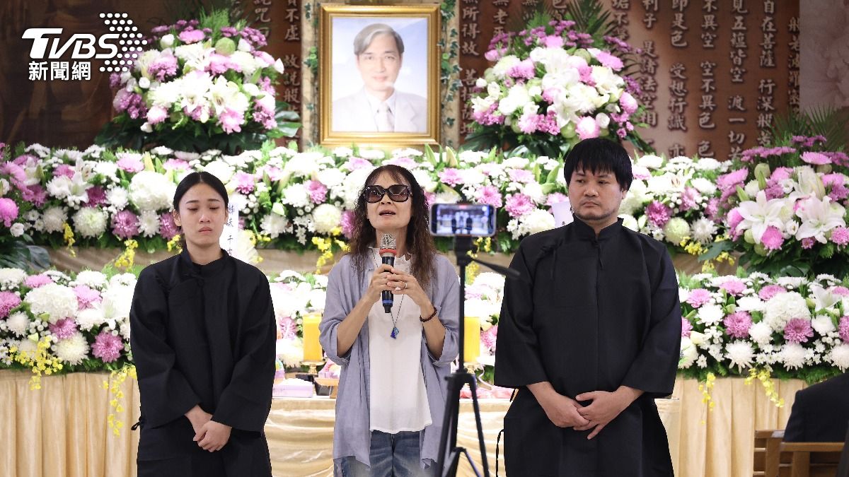 遺孀陳美秀和姪子姪女送張友驊最後一程。(圖/張哲鳴攝)
