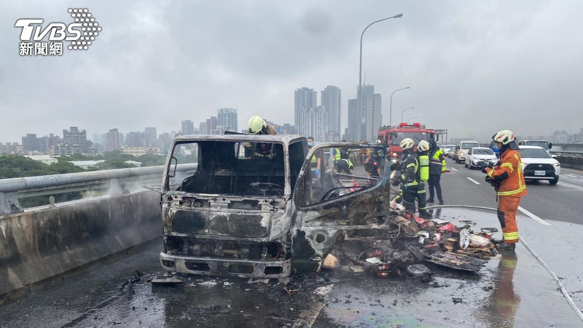 五楊高架火燒車！貨車行駛中「回收物突竄火」　整輛車燒光