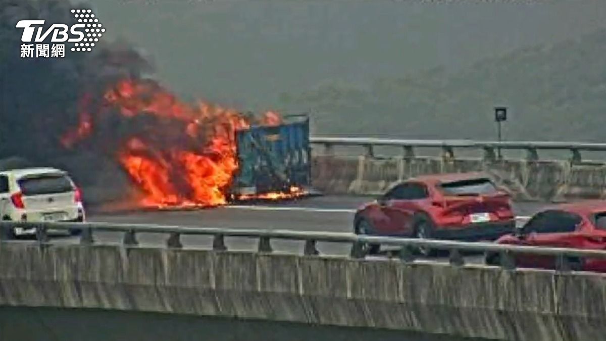 小貨車行駛途中突然起火燃燒。（圖／TVBS）