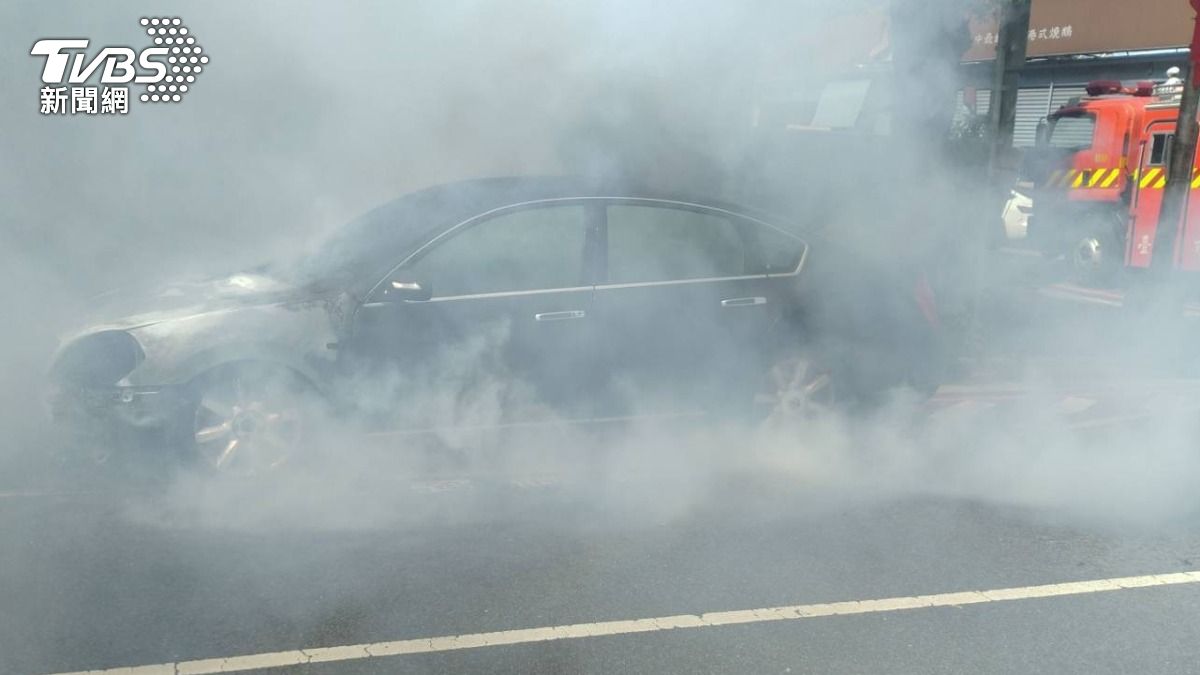 快訊／台中西屯臨停轎車詭異竄火　引擎冒大量白煙民眾嚇壞