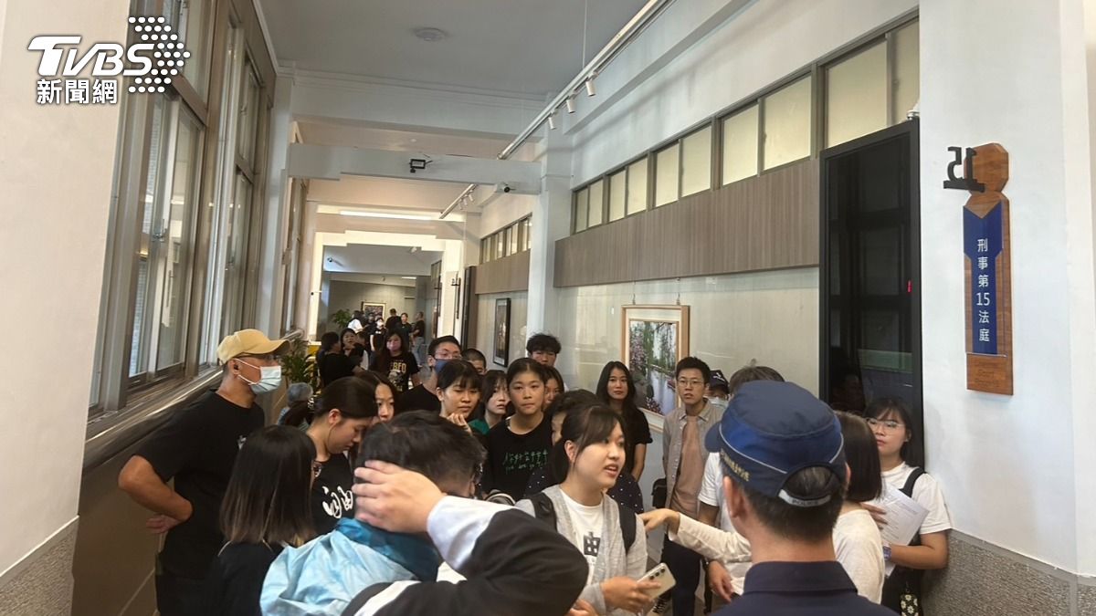 台灣冤獄平反協會陪同王淇政和洪世緯聽更二審宣判。(圖/林冠丞攝)