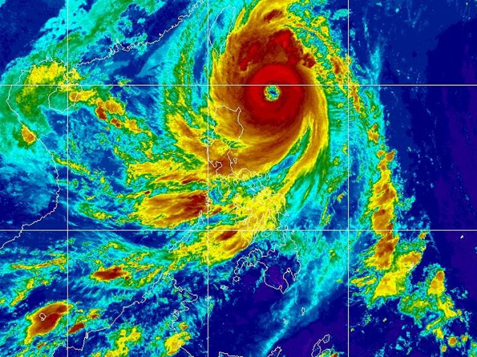 康芮已成超級颱風 衛星圖「黑洞眼」嚇死人!強風先襲菲律賓小島