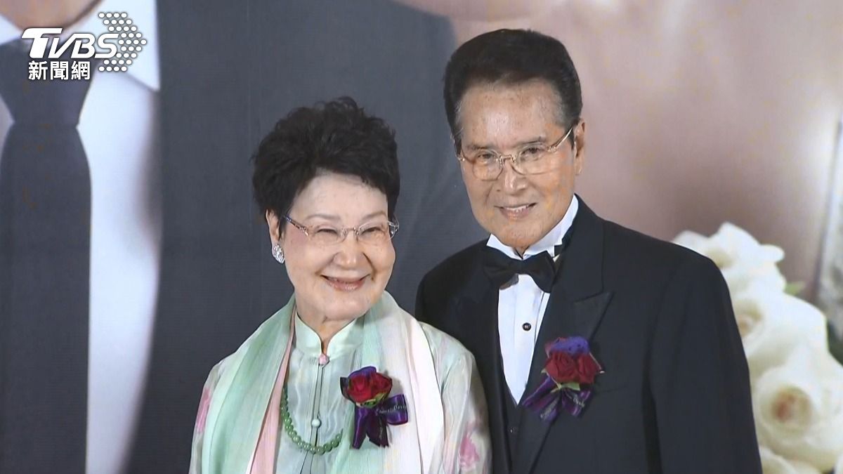 吳玲(左)、石英風光嫁女兒。(圖/TVBS)