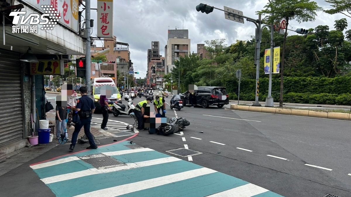 視線死角!三重機車鬼切左轉猛撞對向休旅車 女騎士慘摔