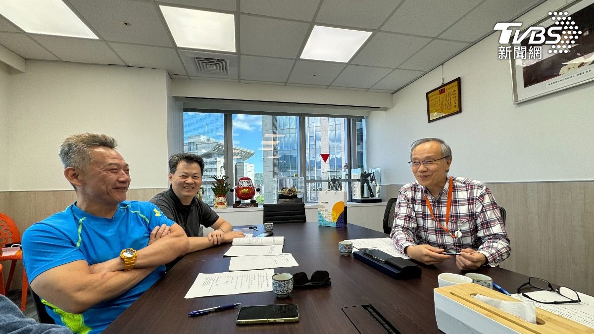 沈中元教授（左一）與游仲堅董事長（右）是多年好友，兩人默契十足將攜手倡議「玩聚學習、快樂共融」的創新模式，讓教育融入「玩中學，學中玩」的「Play & Study」理念，強調寓教於樂，讓孩子們在快樂中吸收知識、激發創意。（圖／游榮吉教育基金會提供）