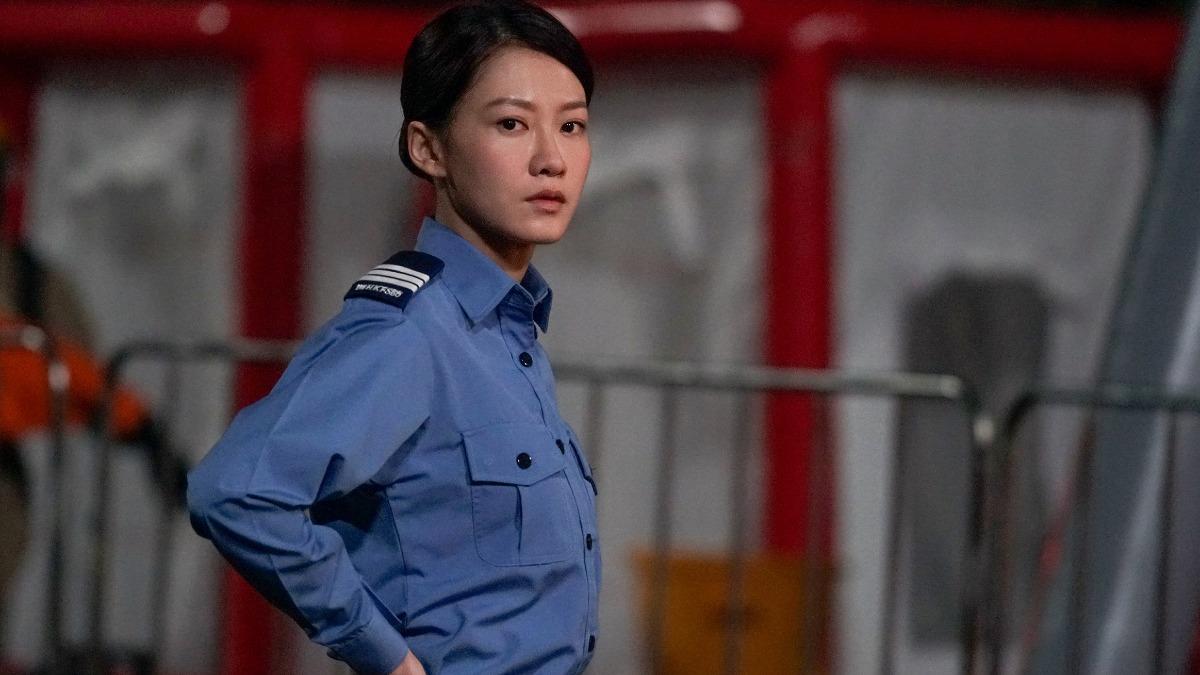 港女星挑戰消防員「模擬救災」 強忍懼高症訓練:以為我會死在繩索上