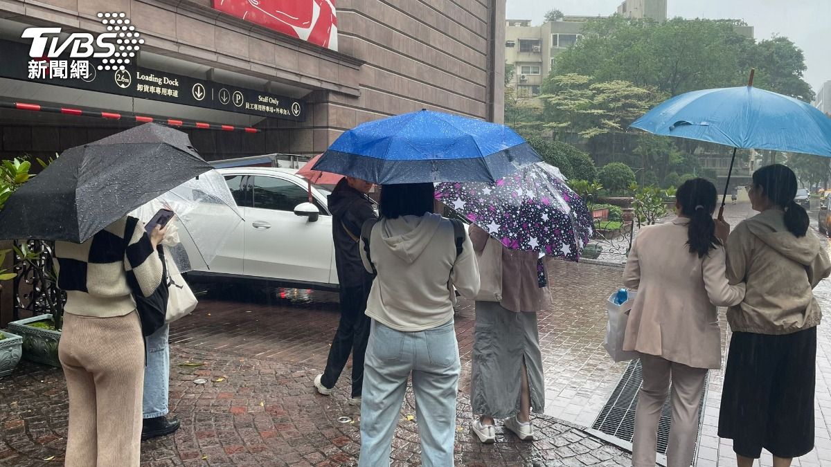 粉絲冒雨在車道苦等華仔。(圖/陳薈涵攝)