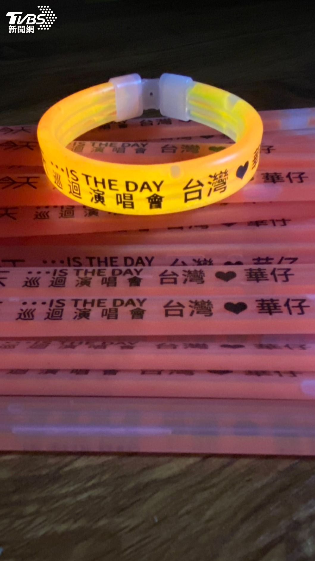 粉絲林小姐自製應援手環,要送給華仔天地的會員。(圖/林小姐提供)
