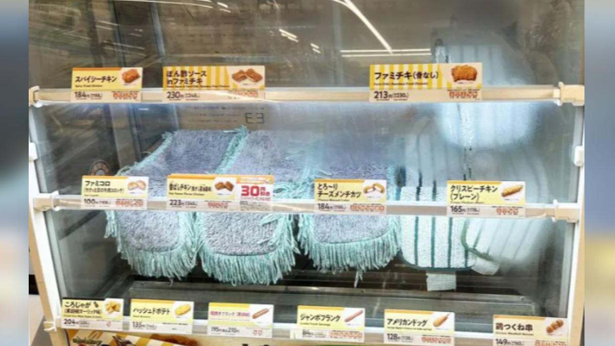 原本應該是放著全家炸雞的熱食櫃內，竟掛著6大片清潔用的拖把布。（圖／翻攝自X）