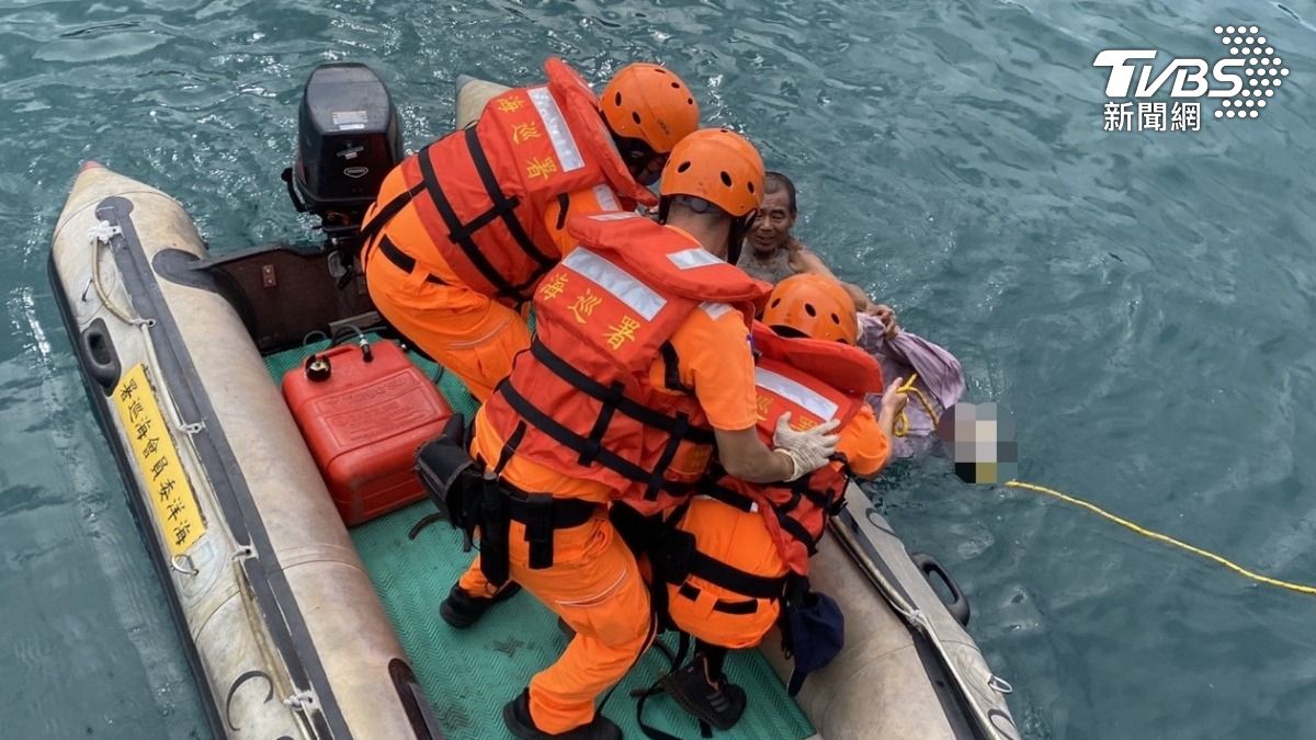 快訊／颱風前夕小琉球白沙港「飄出女浮屍」　海巡急撈上岸