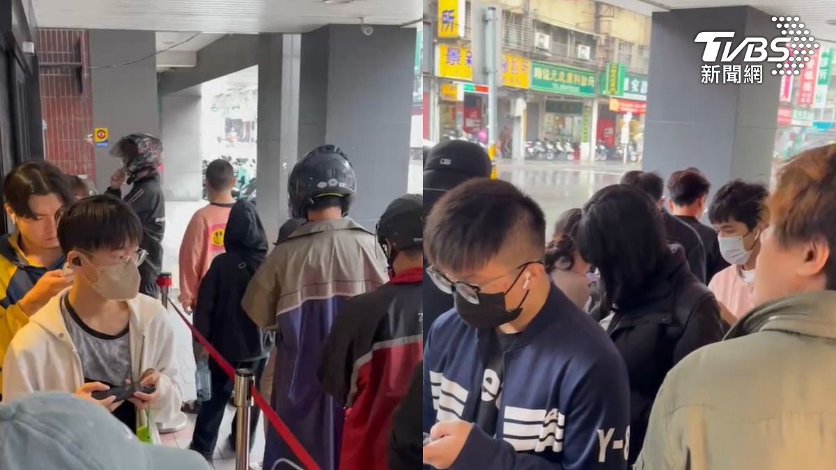 麥當勞今(30)日再開賣限量19萬組的「《獵人》BOOK牌」,仍湧入不少人排隊。(圖/讀者提供)