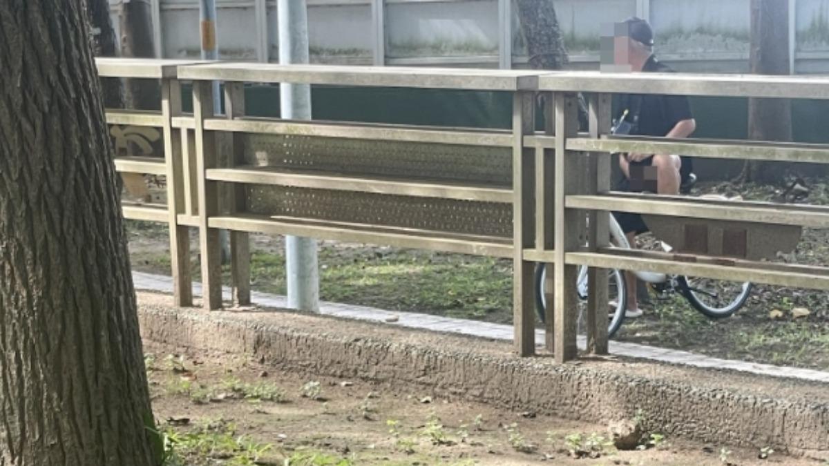 腳踏車伯「公園掏鳥自摸」!路人看傻po網 他掰:在抓癢