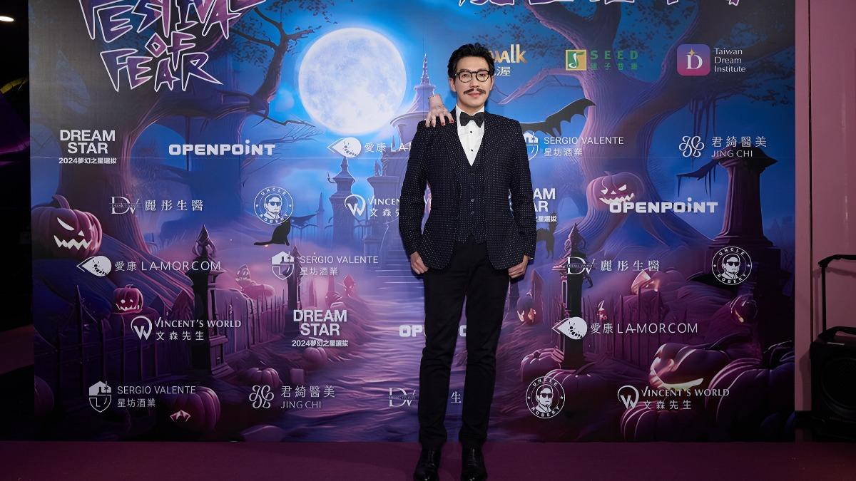 品冠裝扮成《阿達一族》中的爸爸高魔子。（圖／凱渥集團提供）