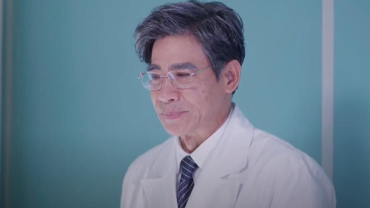 翁家明演繹75歲白髮蒼蒼年邁醫。(圖/大愛提供)