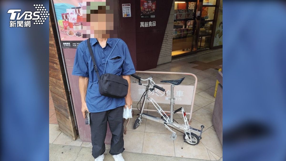 日籍男子因不熟路況,忘記單車停在三民路與中山路口的騎樓處。(圖/TVBS)