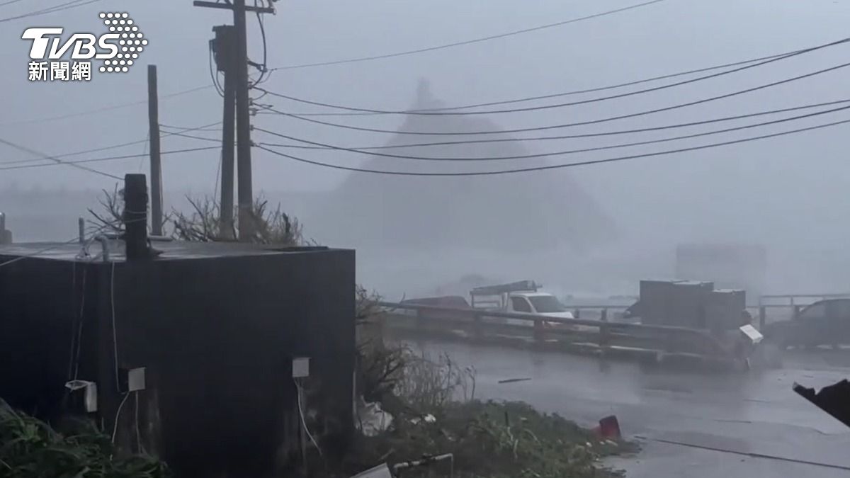 天氣/康芮暴力襲台!蘭嶼驚見「17級陣風」 鄭明典憂發聲