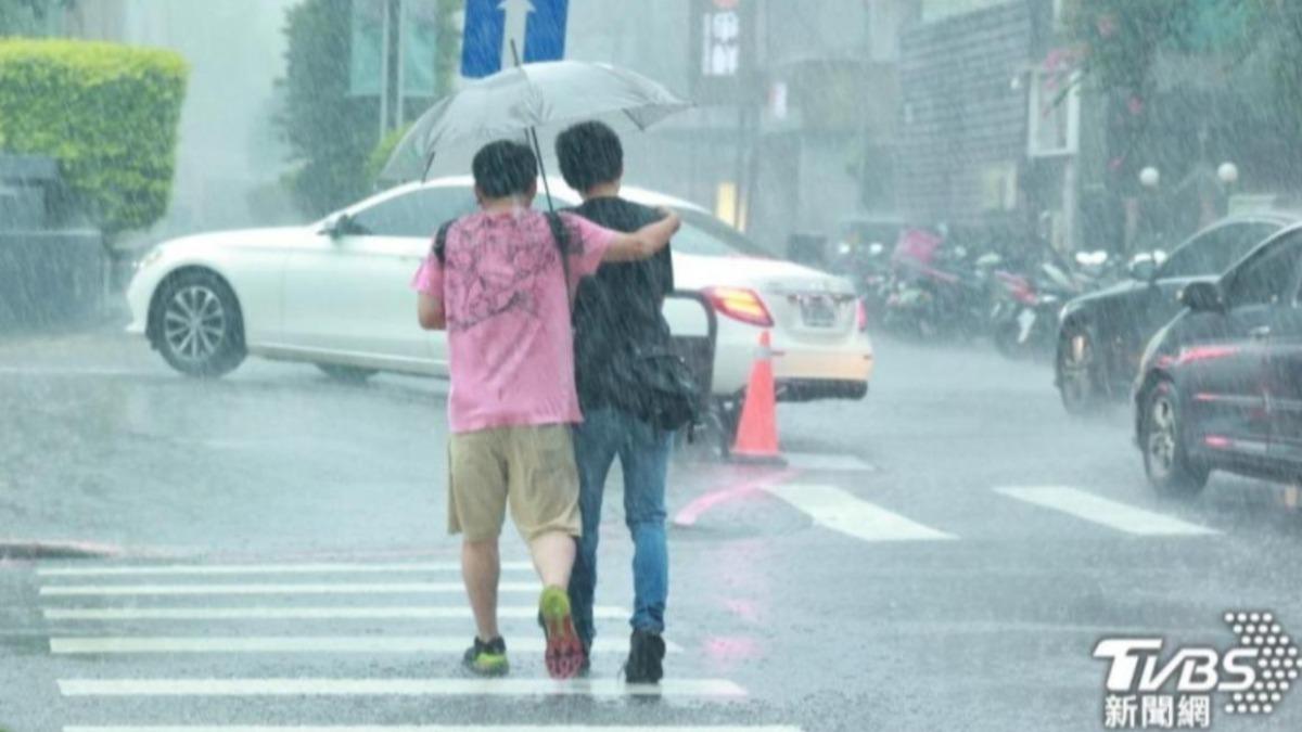 天氣/康芮暴雨狂炸!專家估:颱風中心「最快中午花東登陸」