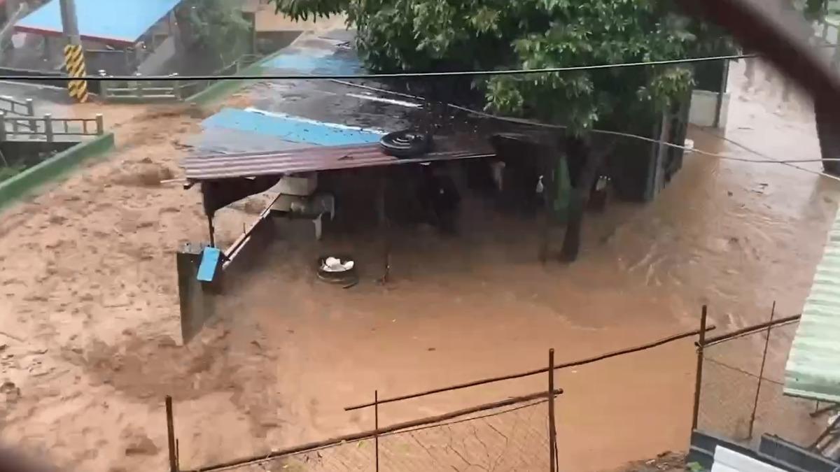 大量洪水沖入部落造成積水。（圖／翻攝畫面）