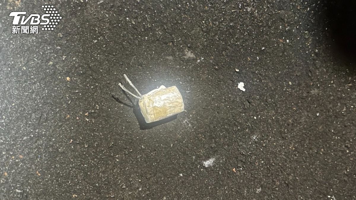 驚!颱風夜新北驚現爆炸怪客 地上遺留整捆鞭炮殘骸