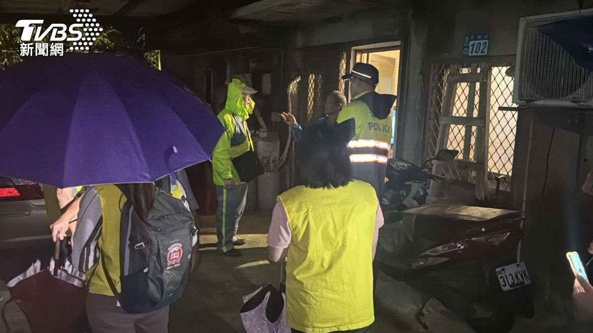 警方與公所人員預防性撤離瑞芳部分地區民眾。(圖/TVBS)