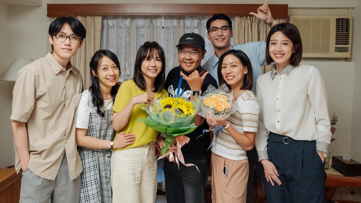 左起邱宇辰、安乙蕎、方語昕、導演王傳宗、涂善存、陳妤、黃薇渟。（圖／大愛提供）