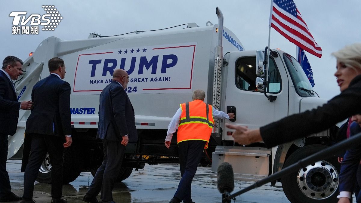 垃圾車印有「讓美國再次偉大(MAKE AMERICA GREAT AGAIN)」標語。(圖/達志影像美聯社)