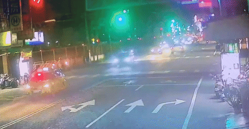許女和左轉車輛發生碰撞。(圖/TVBS)