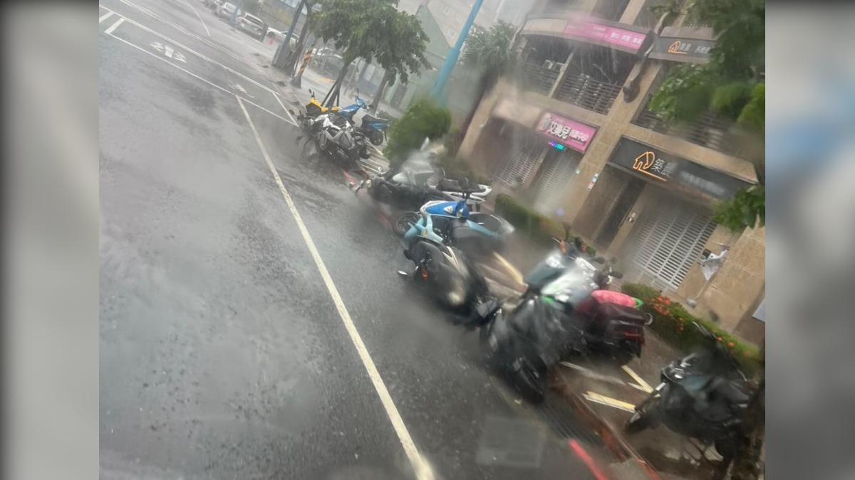 強颱康芮壟罩全台!蘆洲狂風吹倒一排機車 網:誰說無風無雨