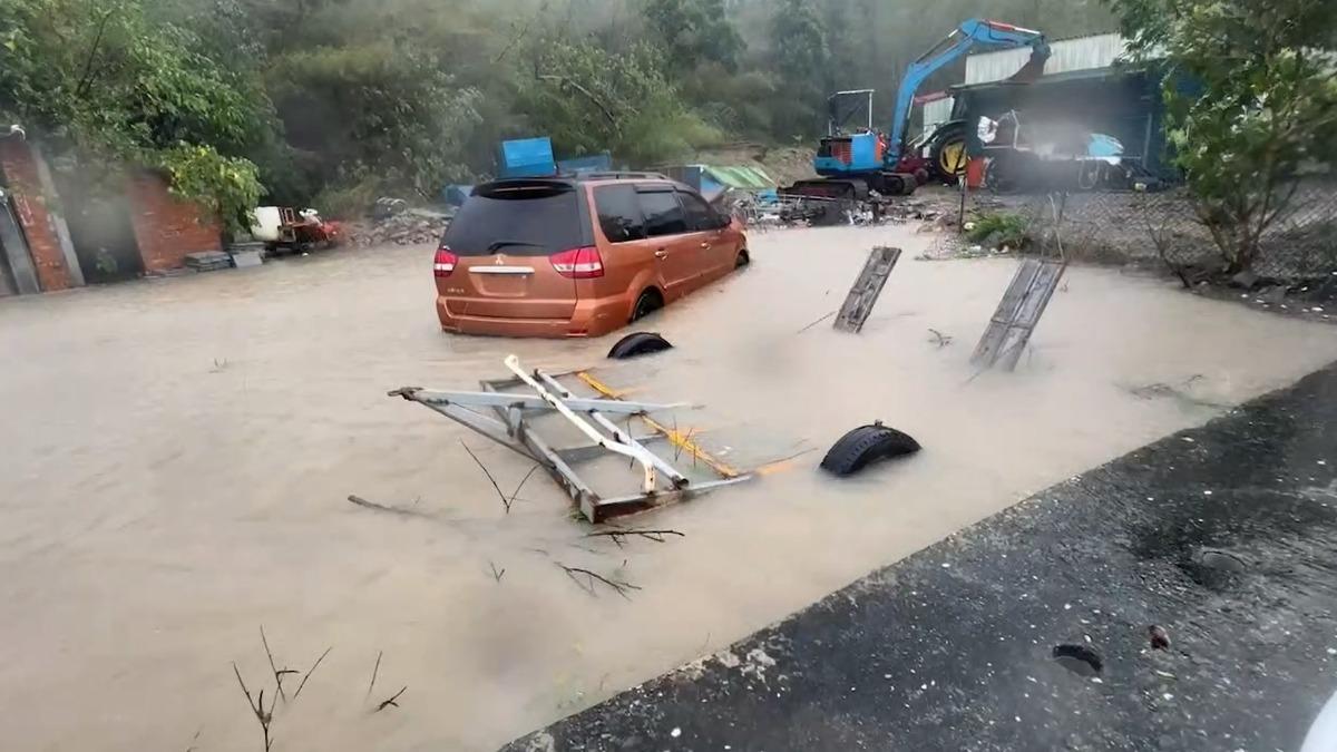 康芮強襲！台東197縣道池上路段多棵路樹倒塌　報廢車慘泡水