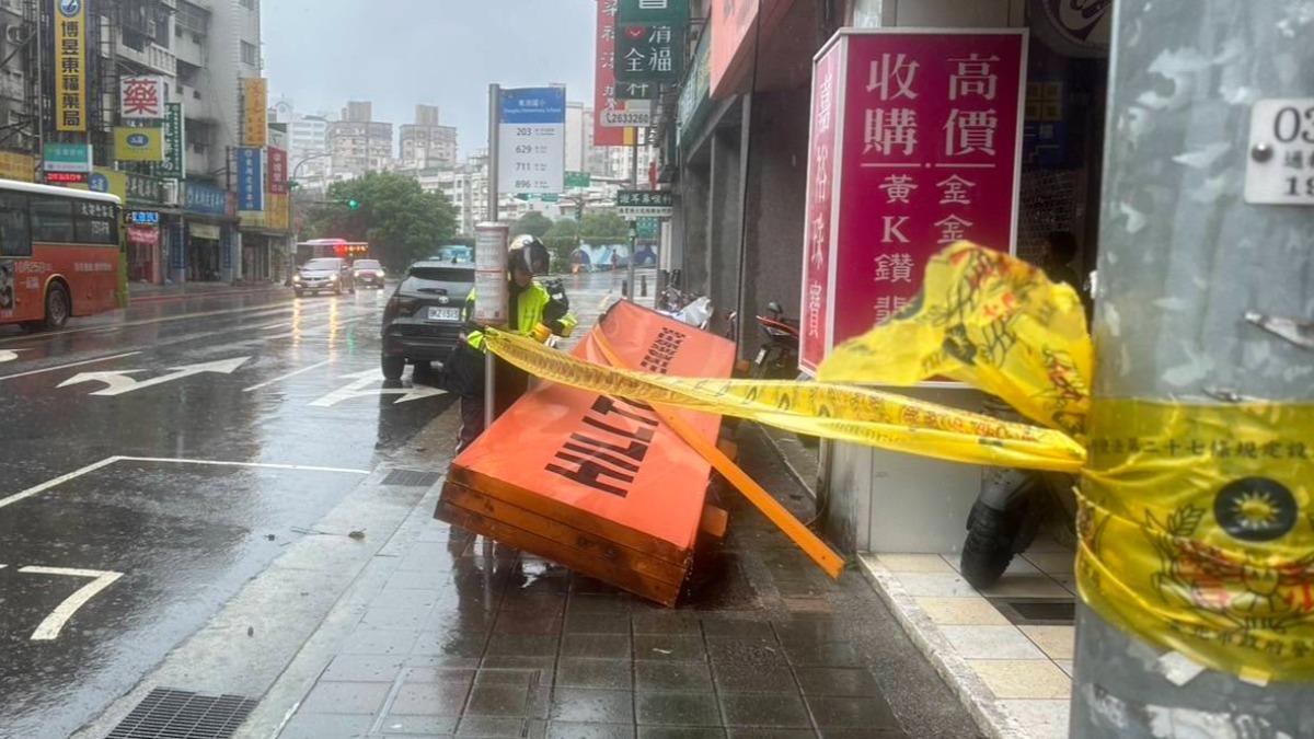 強颱康芮/北市內湖「招牌掉落」 目前總計140路樹倒塌釀7傷