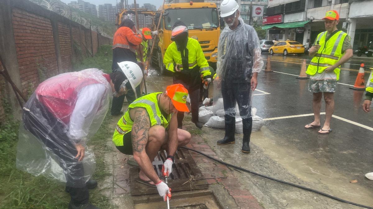 颱風天最帥風景!澳洲消防猛男高雄交流 「主動清水溝」暖舉曝