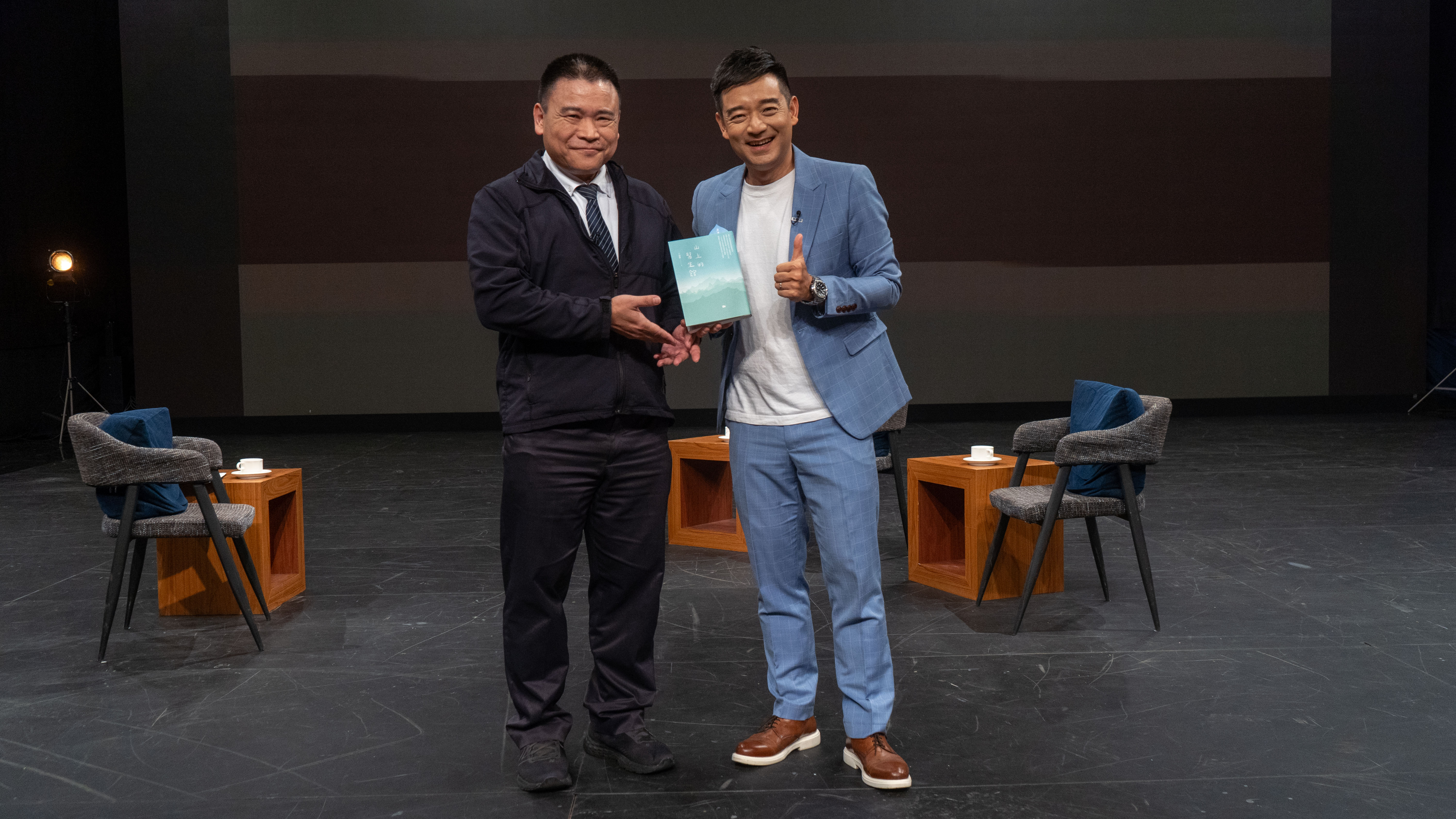 大愛劇《在光裏的人》葉明憲師、主持人岑永康。（圖／大愛提供）