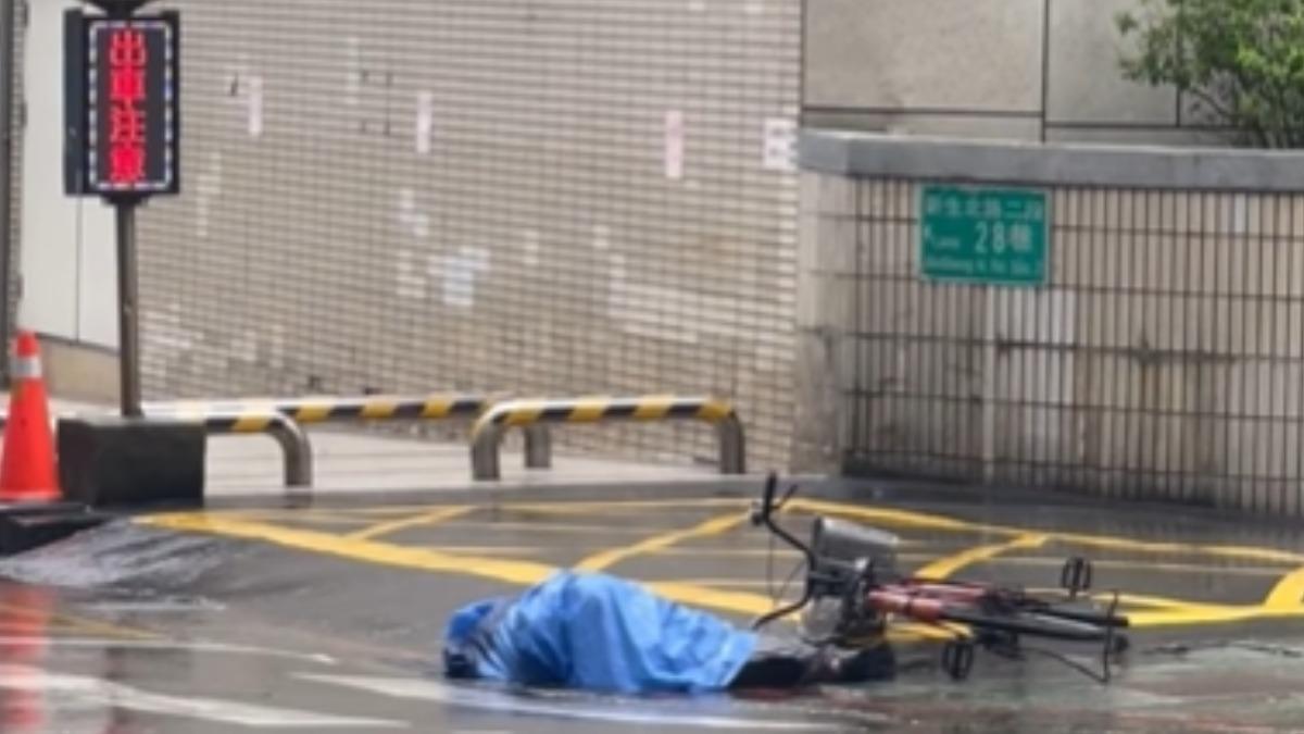 颱風天北市單車伯倒車道出口 他想幫忙卻遭拒